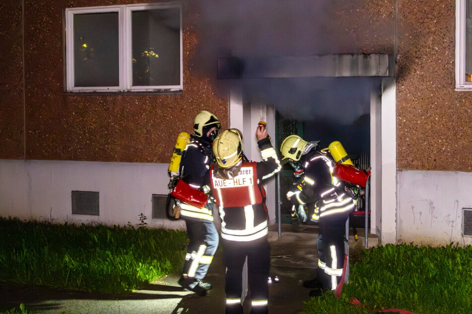 Brandstiftung? Feuerwehreinsatz in Wohnblock im Erzgebirge