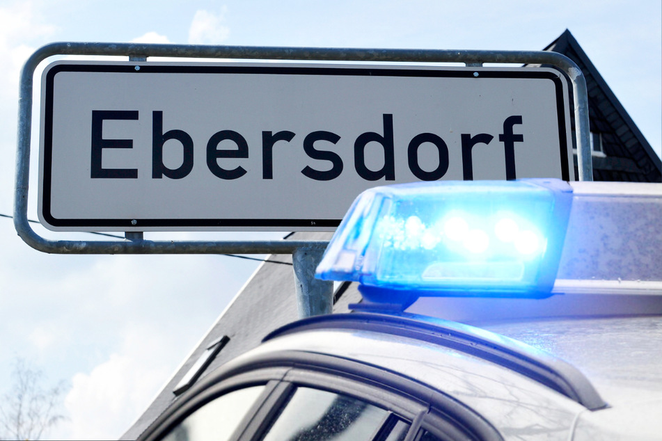 Im Wald bei Ebersdorf wurde eine 20-jährige Frau von einem Unbekannten auf den Boden gedrückt und geküsst. (Symbolbild)