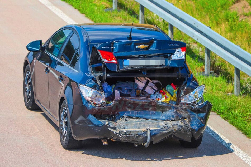 Auf der A24 krachten am Sonntag drei Autos ineinander, unter anderem ein Chevrolet.