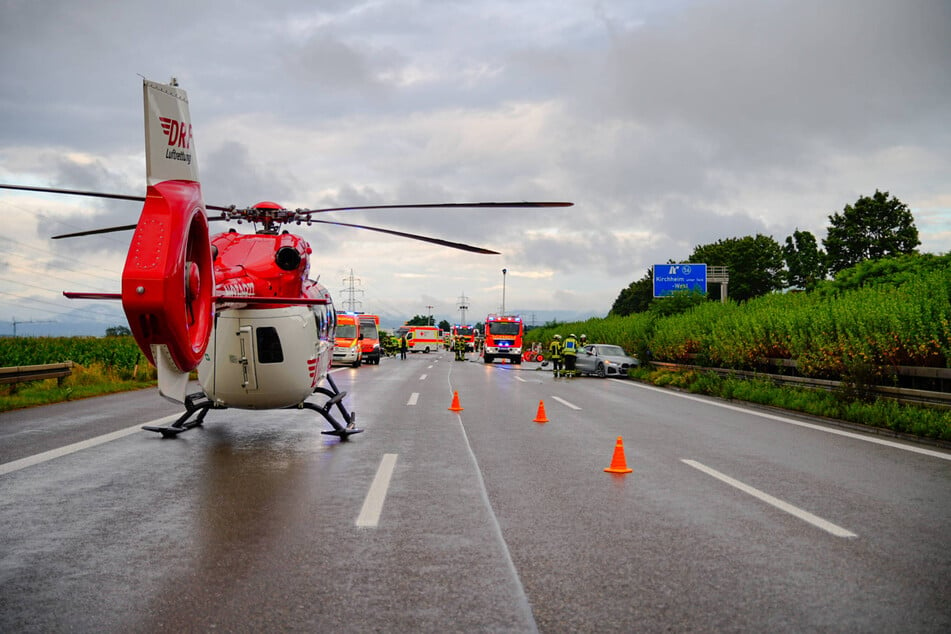 Zwei Rettungswagen sowie ein Hubschrauber brachten die Verletzten in Krankenhäuser.