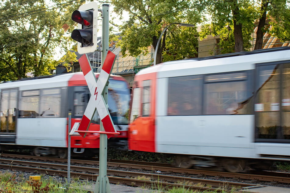 Für die Dreijährige, die an einem Bahnübergang von einem Zug erfasst wurde, kam jede Hilfe zu spät. (Symbolfoto)