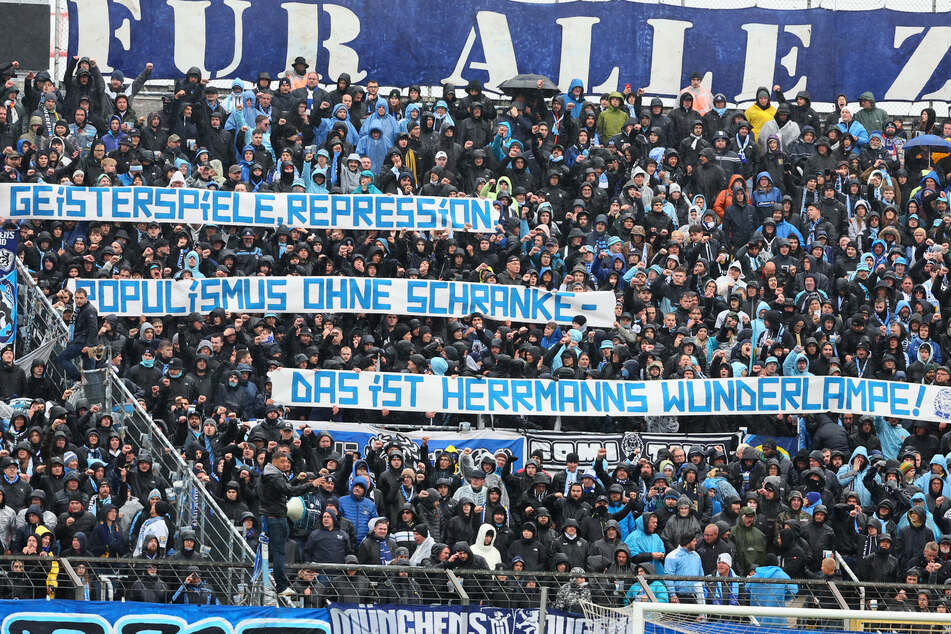 Am Ende fanden die Fans der Löwen doch den Weg ins Stadion - Protestbanner gegen den bayerischen Innenminister inklusive.