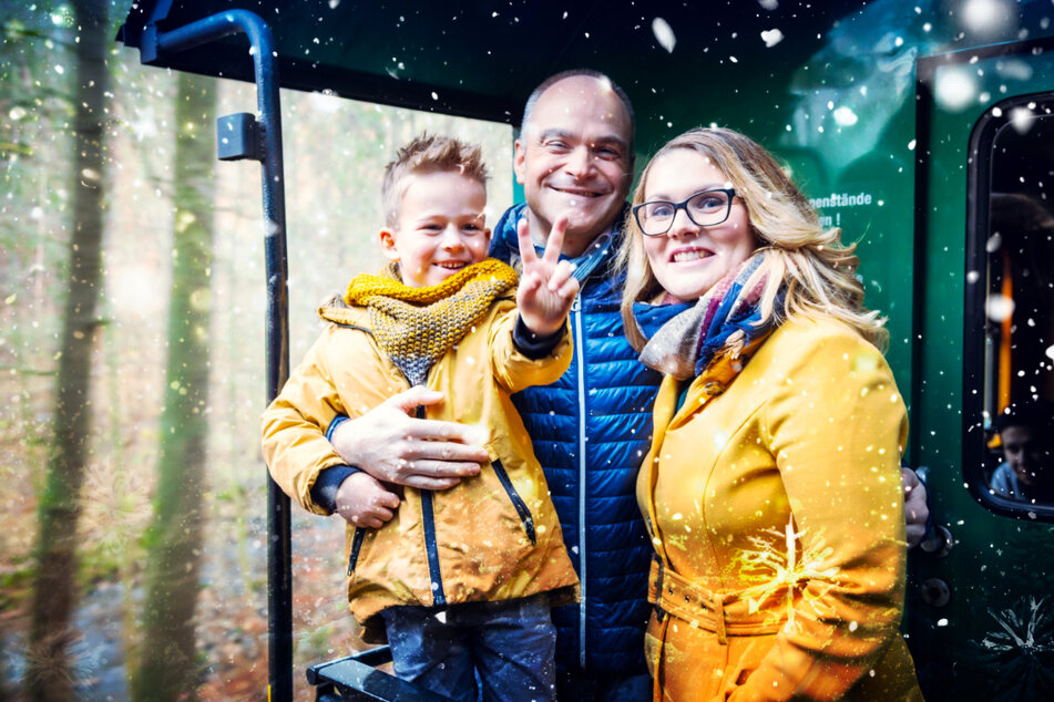 In der Bimmelbahn den tollen Lichterglanz von Weihnachten erleben: Das geht beim VVO am ersten Adventswochenende.