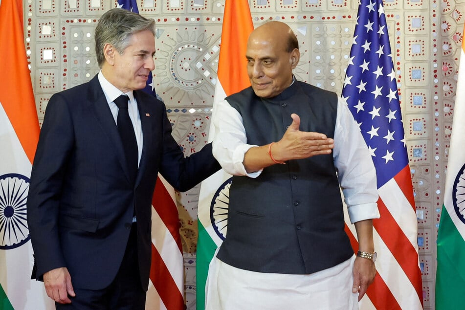 Indian Defense Minister Rajnath Singh (r.) gestures next to US Secretary of State Antony Blinken during the 2+2 Dialogue in New Delhi.