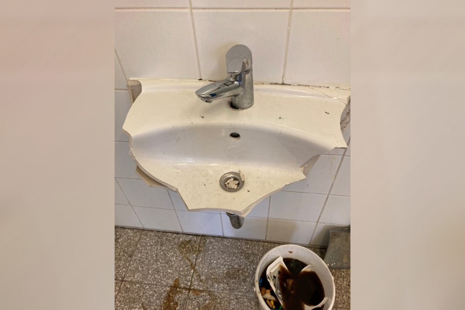 Ein Waschbecken wurde von den randalierenden Männern komplett zerstört.