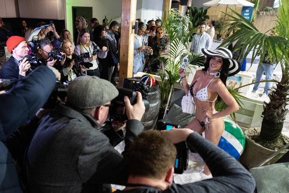 Sie weiß, wie es geht: Micaela Schäfer bei einer Premierenparty des Joyn-Formats "Promis unter Palmen".