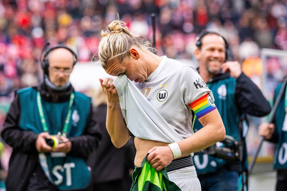 Alexandra Popp (35) konnte nach dem Abpfiff die Tränen nicht zurückhalten.