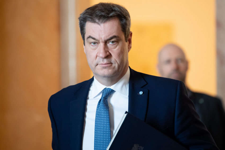 Markus Söder (CSU), Ministerpräsident von Bayern, kommt zu einer Plenarsitzung in den bayerischen Landtag.