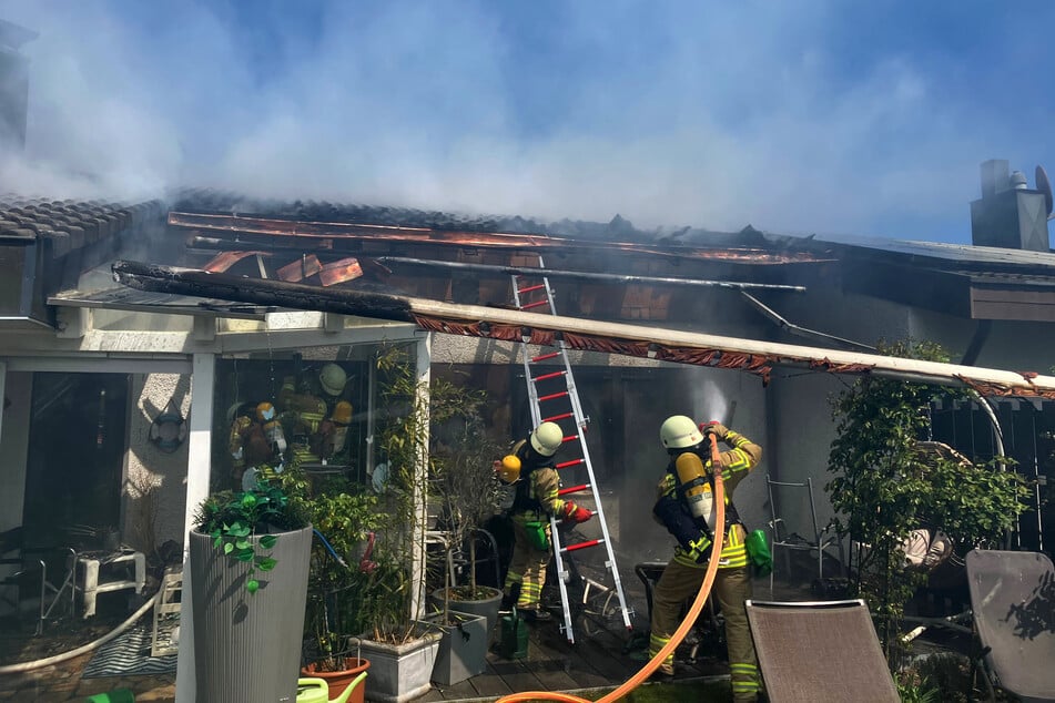 Grillparty am Maifeiertag endet mit Feuerwehreinsatz: 200.000 Euro Schaden nach Brand