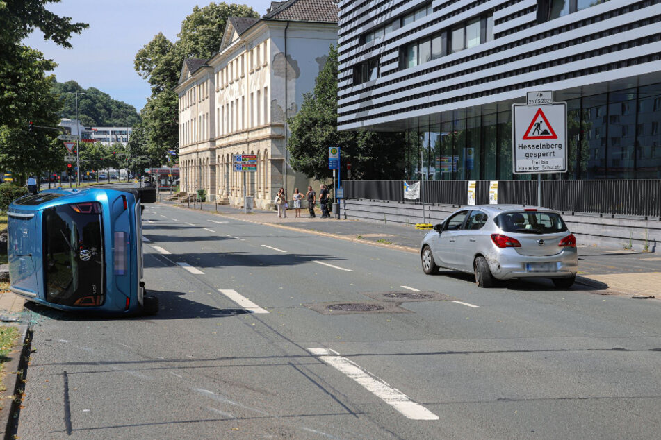 Der silberne Opel kam mit einigen Kratzern an der hinteren linken Seite und einem Platten davon.