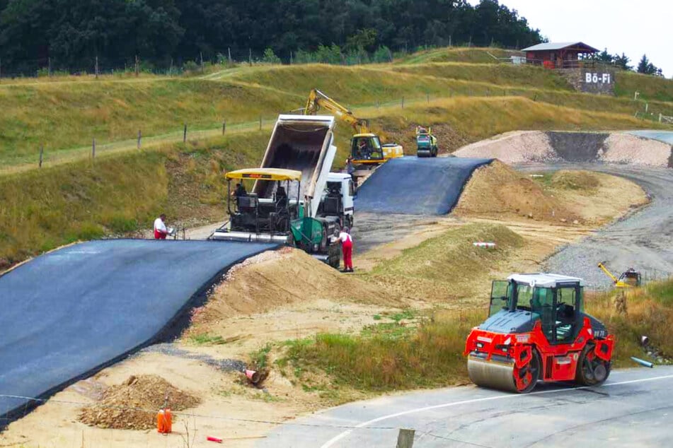 Du hast Berufserfahrung beim Bedienen von Maschinentechnik? Dann bewirb Dich als Vorarbeiter Asphaltbau (m/w/x)!