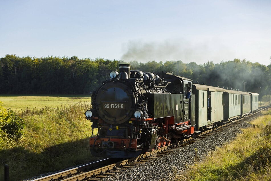Ab dem 28. März schnauft der Lößnitzdackel vor den Toren Dresdens von Radebeul über Moritzburg nach Radeburg.