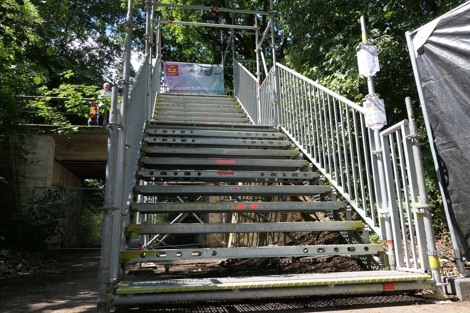 Die Konstruktion verbindet den Campingplatz mit dem Festgelände.