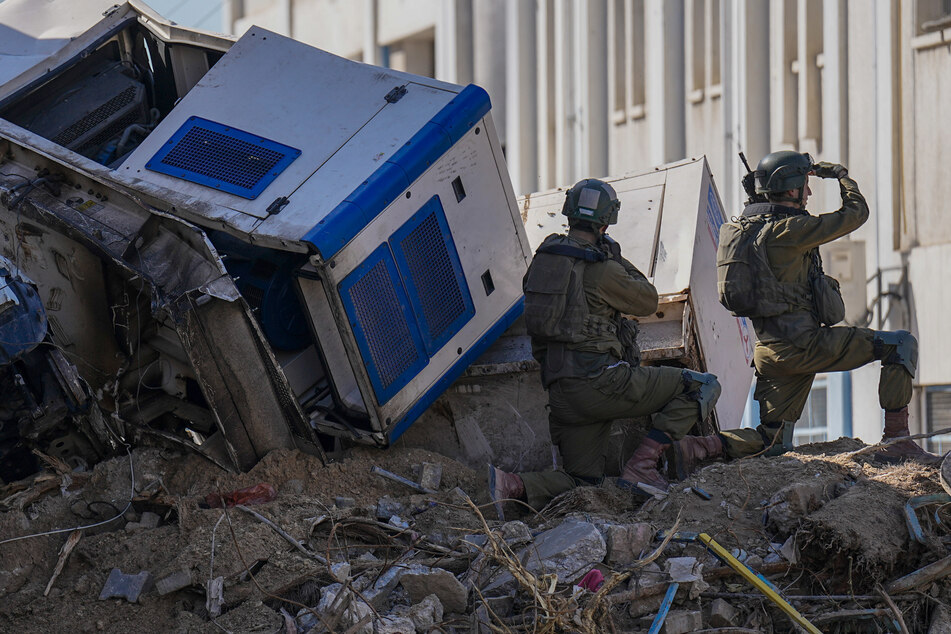 Israelische Soldaten inspizieren die Umgebung und halten nach Kämpfern der Hamas Ausschau.