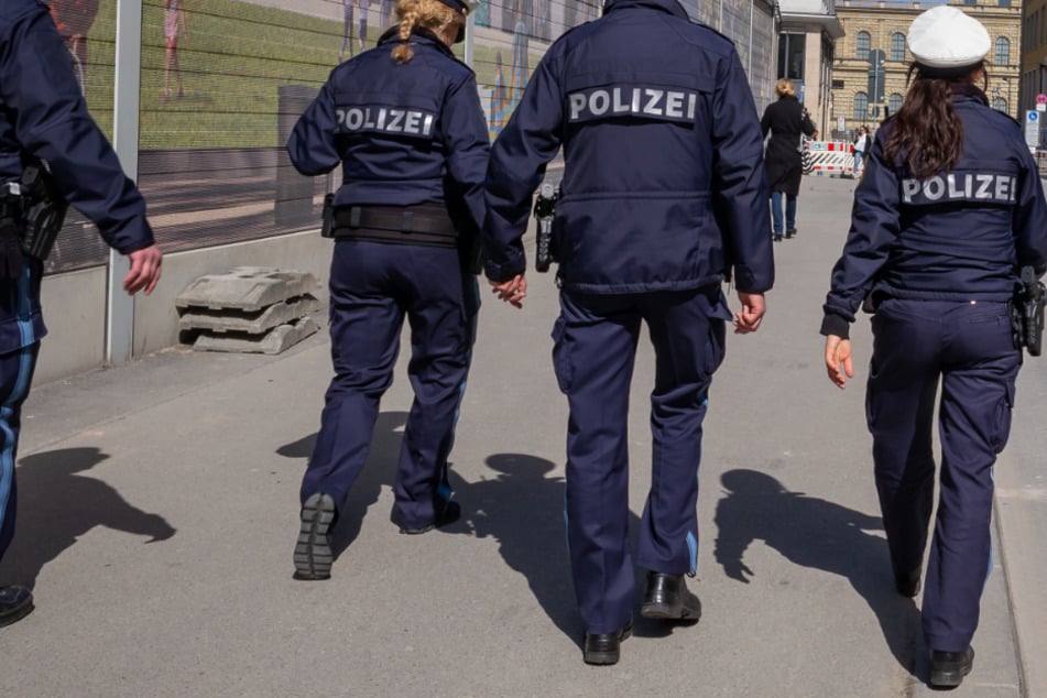 Polizisten mussten das Gesundheitsamt bei der Durchsetzung von Maßnahmen in München unterstützen. (Symbolbild)