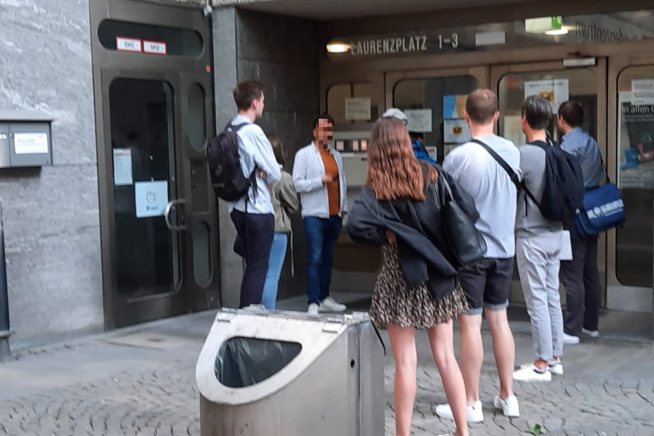 Die Wahlhelfer mussten auf den Schlüsseldienst warten. Das Wahllokal in der Kölner Altstadt nahm seine Arbeit verspätet auf.