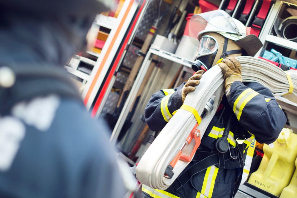 Die Feuerwehr musste aufgrund des Feuers in der Traditionsgaststätte in Rettenberg mit einem Großaufgebot anrücken. (Symbolbild)