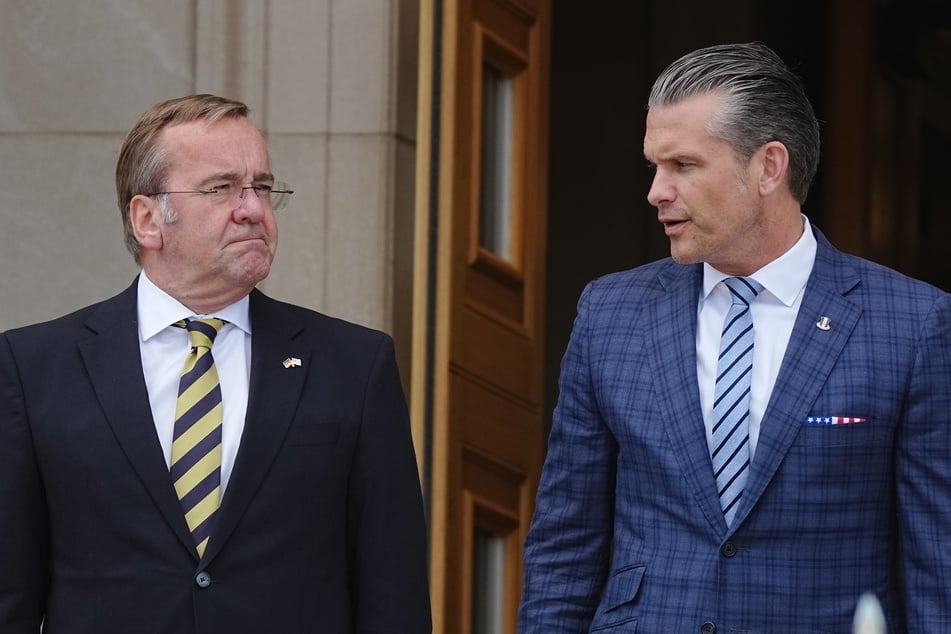 US-Verteidigungsminister Pete Hegseth (r.) ist voll des Lobes für Deutschlands Kurs in der Nato.