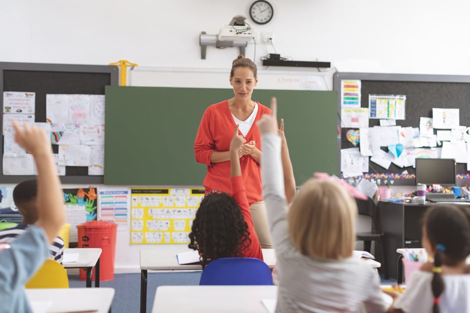 Lehrerinnen und Lehrer gehörten in Sachsen 2024 zu den Gutverdienern - im Schnitt.