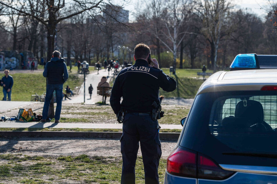 Radfahrer bricht sich im Volkspark Friedrichshain das Genick, Angehörige unter Schock