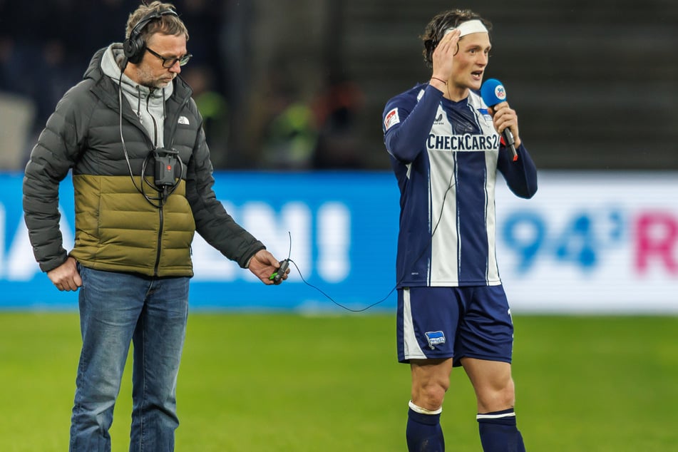 Fabian Reese (28) bedankt sich direkt nach dem Spiel für die Unterstützung der Fans und hat die Bundesliga mit Hertha weiter fest im Blick