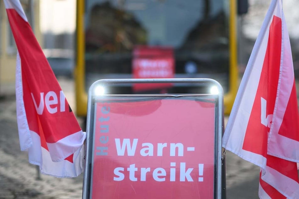 Die Gewerkschaft Verdi hat die Busfahrer in Frankfurt am Main, Offenbach am Main und in vielen anderen Städten in Hessen für den heutigen Freitag zum Warnstreik aufgerufen. (Symbolbild)