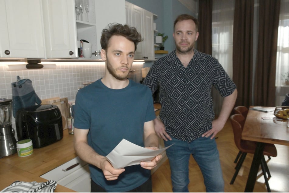 Erik (r.) merkt, dass Robin finanziell unter Druck steht.