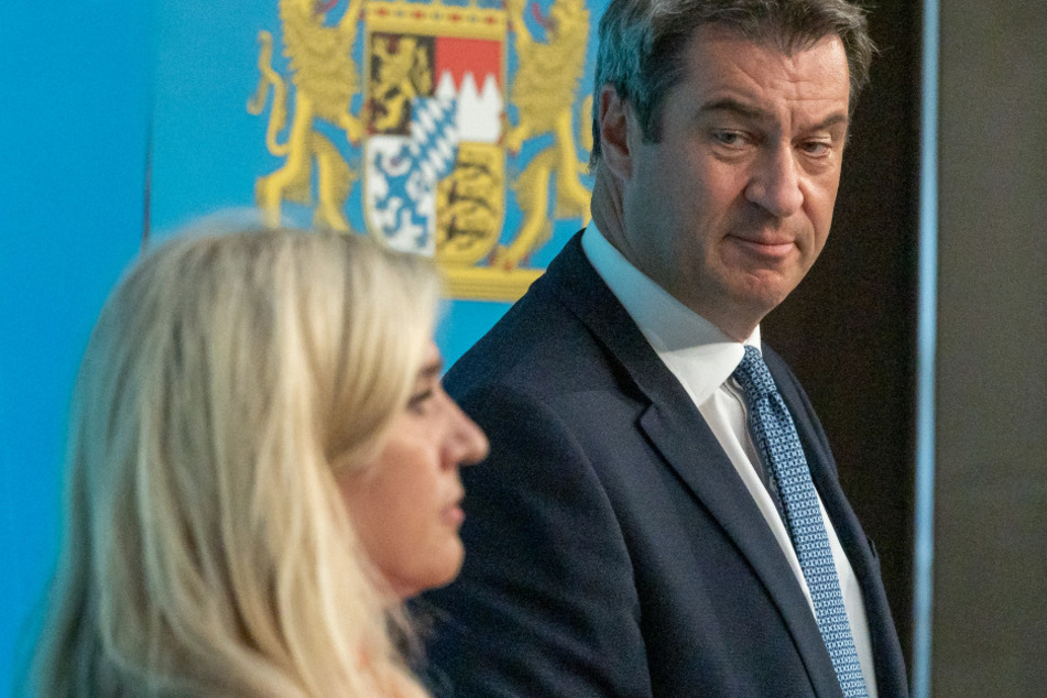 Melanie Huml (l, CSU), Staatsministerin für Gesundheit und Pflege, und Markus Söder (CSU), Ministerpräsident von Bayern, nehmen an einer gemeinsamen Pressekonferenz zur aktuelle Entwicklungen an den Corona-Teststationen für Reiserückkehrer teil.