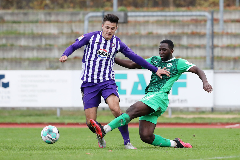Traf das Tor für die Veilchen: Antonio Jonjic (l.) - hier mit Abdourahmane Barry.