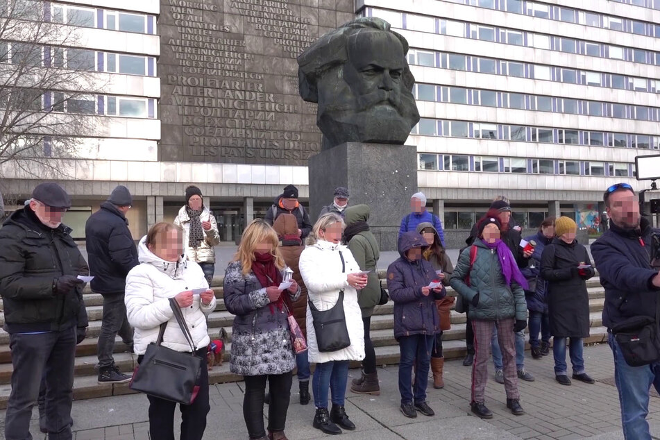 Etwa 50 Personen trafen sich am Samstag vor dem Chemnitzer Nischel und sangen das Steigerlied.