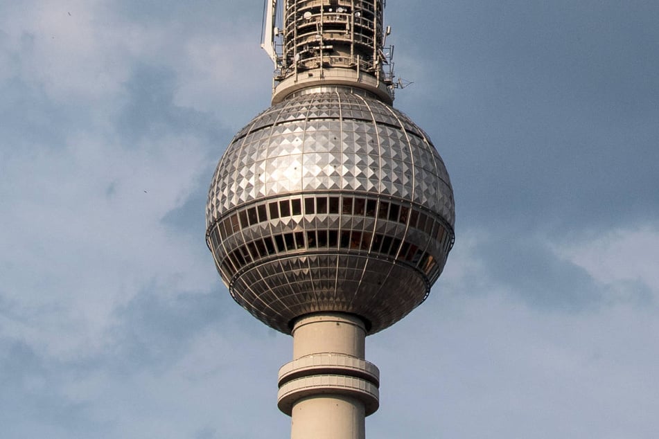 Union Berlin setzt bei seinem neuen Auswärtstrikot auf Akzente, die das Design des Fernsehturms widerspiegeln.