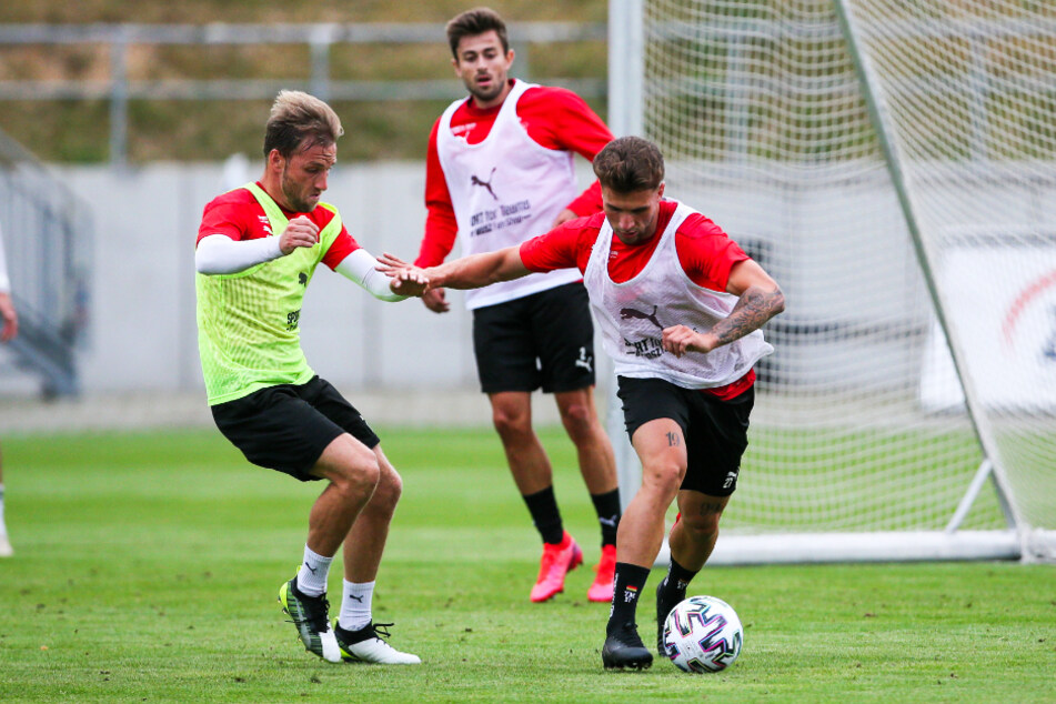 FSV-Neuzugang Yannik Möker (r.) schirmt den Ball beim öffentlichen Training vor Mike Könnecke ab.