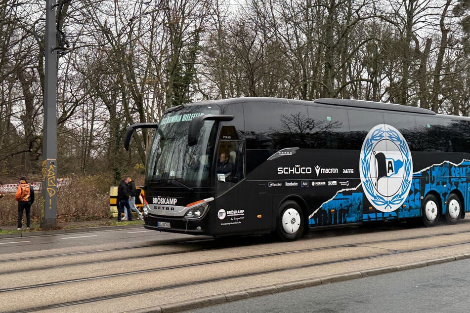 Der Arminia-Teambus traf kurz vor 15 Uhr am Rudolf-Harbig-Stadion ein.