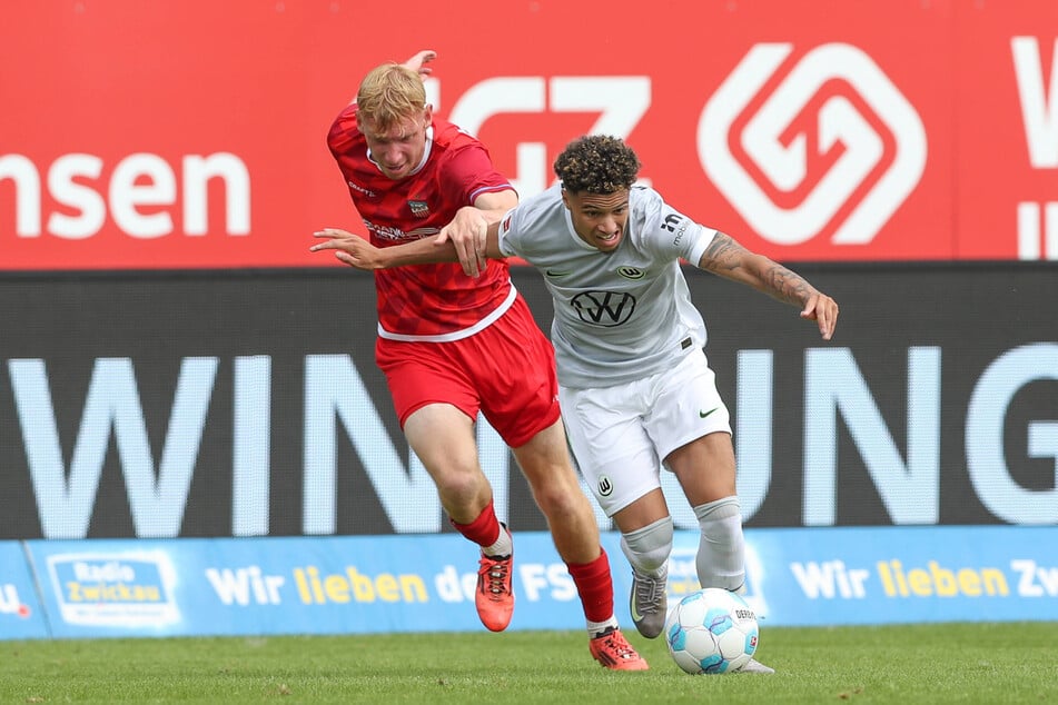 Josua von Baer (19, l.) beim VW-Cup gegen den Wolfsburger Kevin Paredes (22). Der 19-Jährige gehört beim FSV zu den Gewinnern der Vorbereitung.