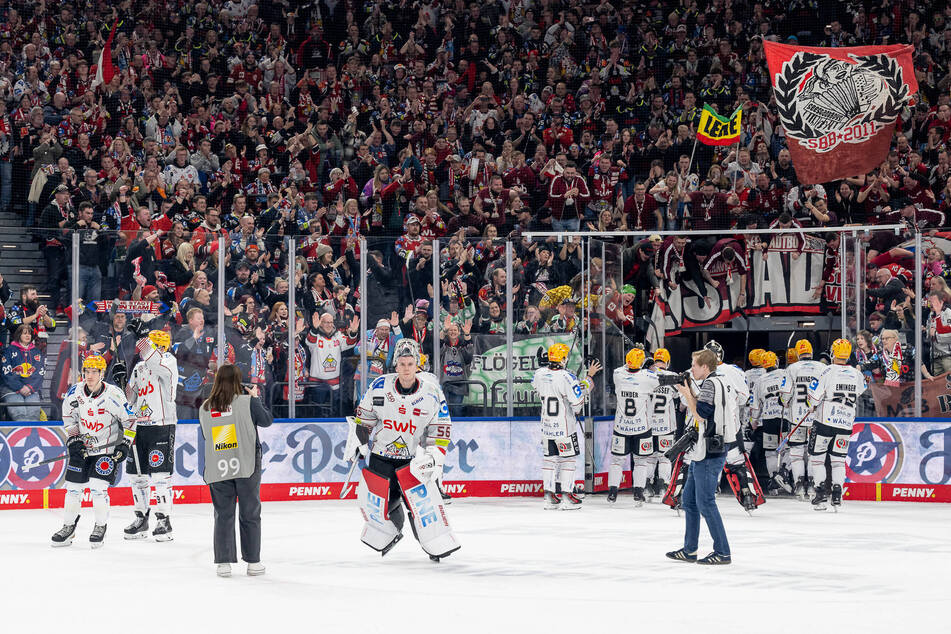 Die Bremerhavener Fans sind reisefreudig. Hier unterstützten sie ihre Spieler beim Spiel in München und das Team bedankte sich.