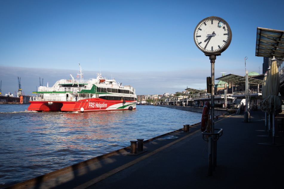 Die High-Speed Fähre "Halunder Jet" fährt von den Hamburger Landungsbrücken nach Helgoland.