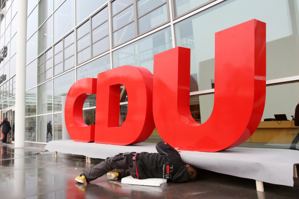 Das Logo der CDU wurde für den Bundesparteitag in Hamburg 2018 aufgestellt.