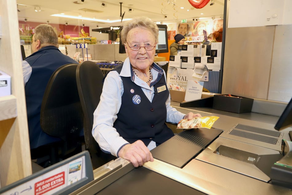 Hannelore Labitzke will weiterhin an der Kasse sitzen. Für sie sei das keine Arbeit, sondern "pure Freude".