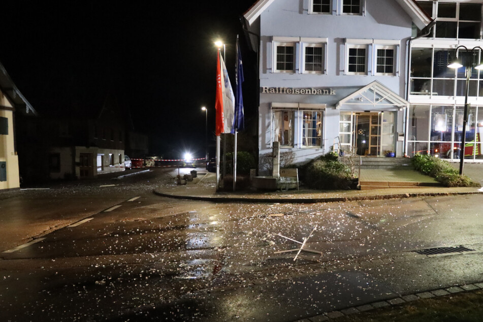 Trümmer und Splitter liegen vor der Bankfiliale in Dietmannsried, nachdem Unbekannte den Geldautomaten in der Nacht gesprengt haben.