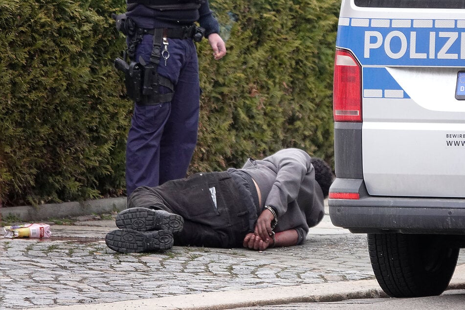 Ein Mann (32) wurde am Mittwochabend von der Chemnitzer Polizei vorläufig festgenommen. Er versuchte in eine fremde Wohnung zu gelangen.