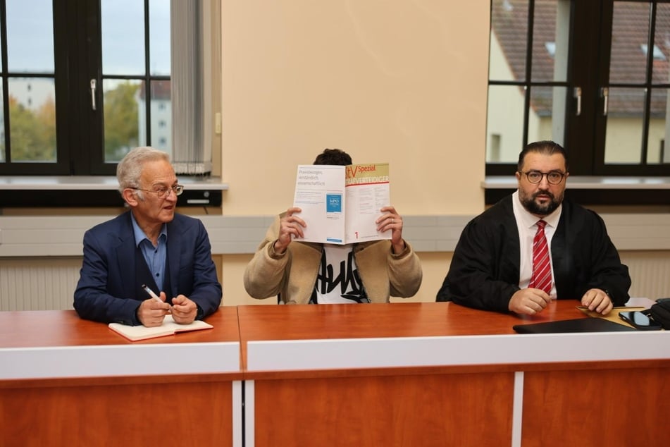 Am heutigen Montag begann die Verhandlung gegen Irbahim A. (29, M.) vor dem Leipziger Amtsgericht. Rechts neben ihm sein Anwalt Erkan Zünbül, links ein Dolmetscher.