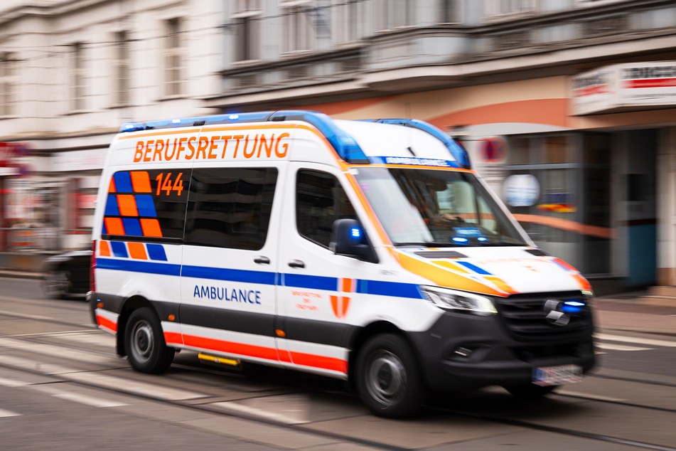Der Rettungsdienst musste in Wien einen Jungen (2) versorgen, der bei einer Demonstration einen Anfall erlitt. (Symbolbild)