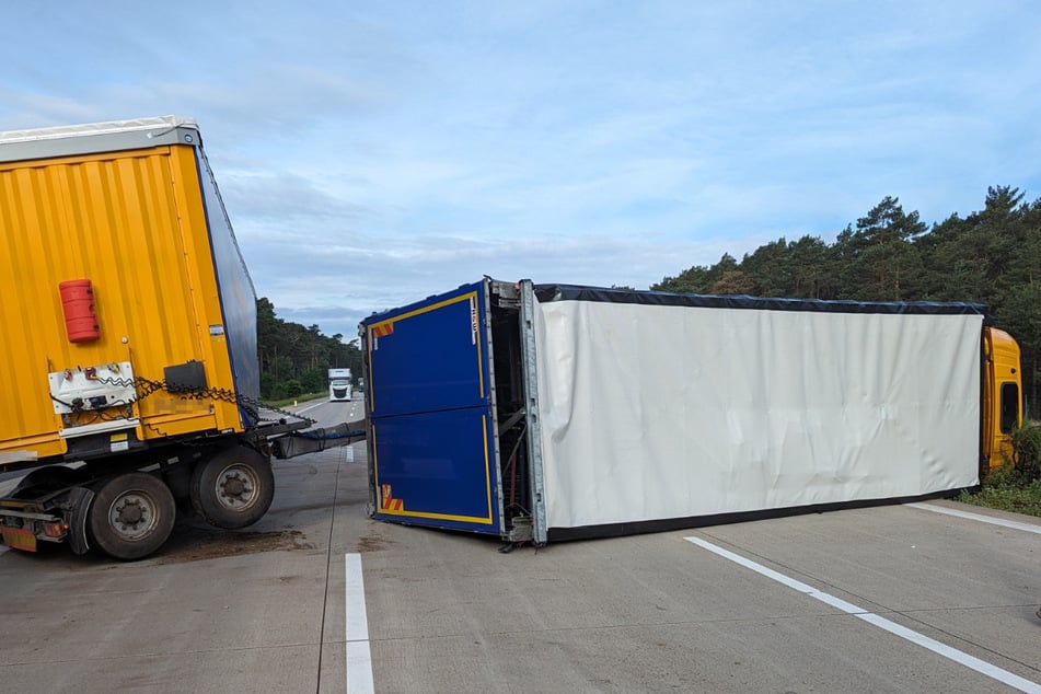 Der umgekippte Lastwagen blockierte alle drei Fahrspuren.