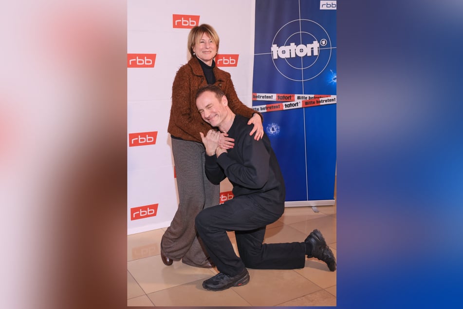 Bei der Premiere ihres letzten gemeinsamen "Tatorts" ging Mark Waschke (53) vor Corinna Harfouch (71) auf die Knie.