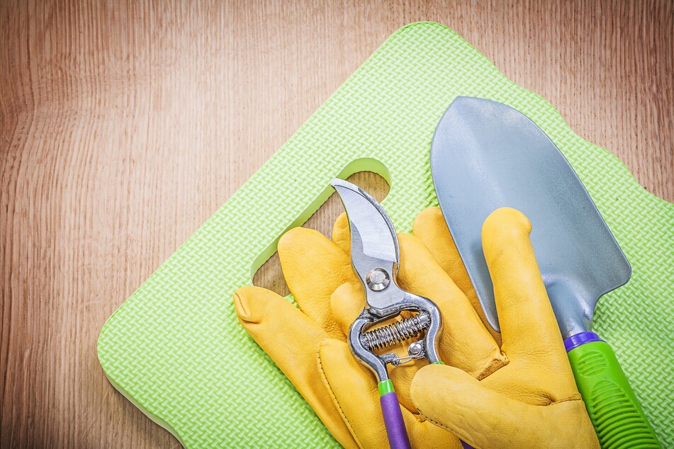 Für die Gartenarbeit ohne Rückenschmerzen ist ein Knieschutz essenziell.