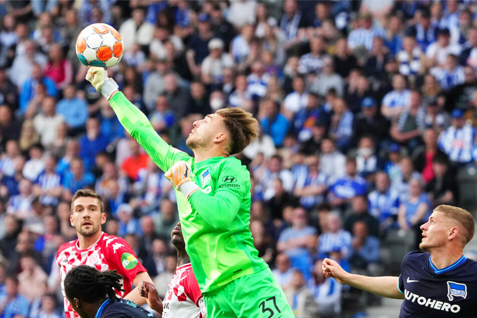 Hertha-Keeper Marcel Lotka (o.) sah beim 0:1 nicht gut aus, zeigte davon abgesehen aber eine starke Leistung.