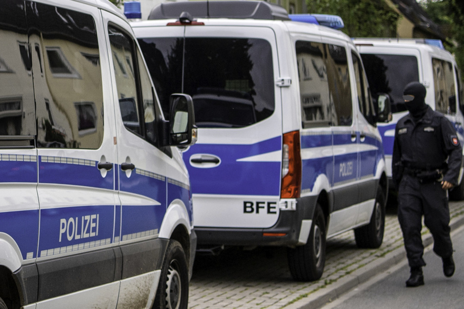 Die Polizei hat wegen Drogenhandel und Waffenbesitz mehrere Wohnungen durchsucht. (Symbolbild)