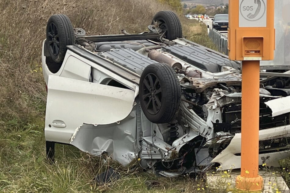 Auto liegt auf Dach neben Autobahn - Junge Menschen verletzt!