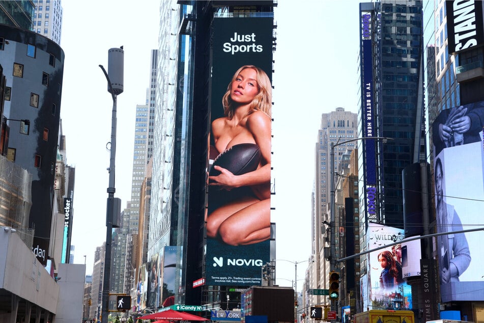 Ein riesiges Plakat mit einer nackten Sydney Sweeney (29) hing auch am berühmten Times Square in New York City.