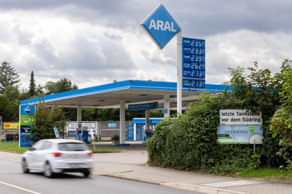 Punkt 12 Uhr sprang der Preis an der Chemnitzer Aral-Tankstelle an der Zschopauer Straße auf 2,39 Euro für Super E5 und 2,35 Euro für Diesel - exakt wie an der Vergleichsstation in Zwickau.